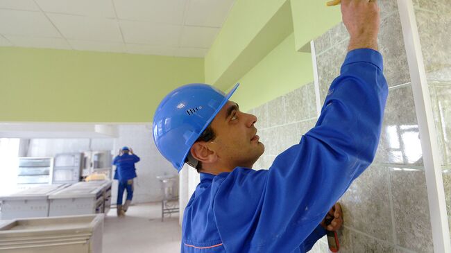 Рабочие делают ремонт в общеобразовательной школе. Архивное фото 