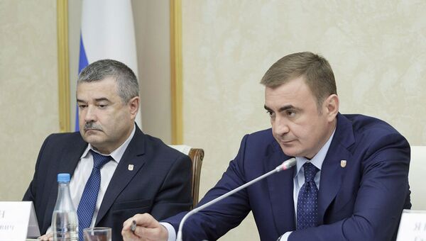 Губернатор Тульской области Алексей Дюмин (справа)