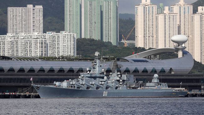 Гвардейский ракетный крейсер Варяг в Гонконге. 5 июня 2017
