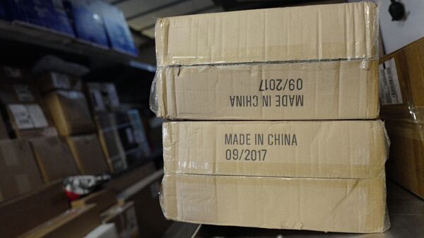 Коробка с товарами, сделанными в Китае