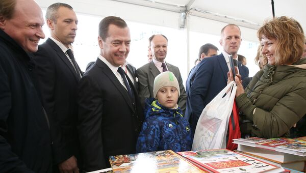 Дмитрий Медведев во время посещения книжного фестиваля Красная площадь. 6 июня 2017