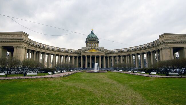 Фонтан у Казанского собора в Санкт-Петербурге. Архивное фото