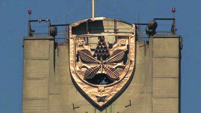 В Киеве неизвестные повредили герб города на Московском мосту