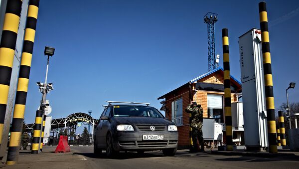 Автомобиль на пропускном пункте Гоптовка на границе России и Украины
