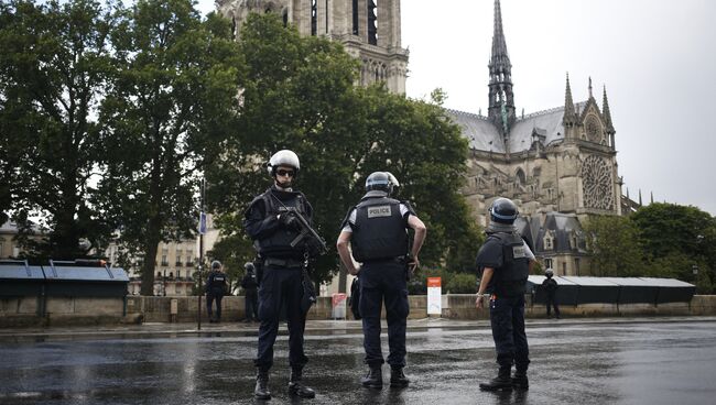 Французская полиция возле собора Нотр-Дам в Париже, Франция. 6 июня 2017