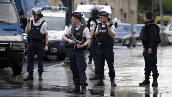Французская полиция возле собора Нотр-Дам в Париже, Франция. 6 июня 2017