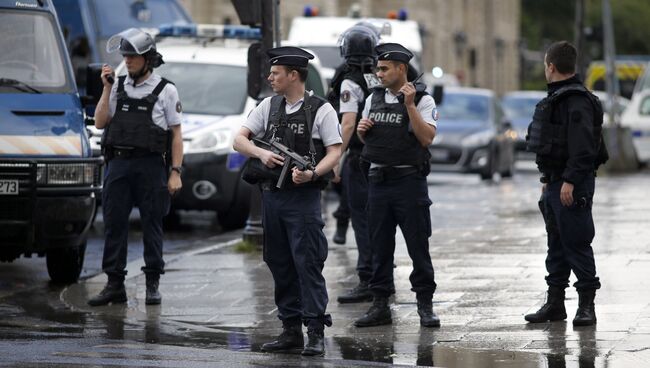 Французская полиция возле собора Нотр-Дам в Париже, Франция. Архивное фото
