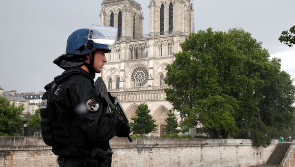 Французский жандарм на месте нападения на полицейских возле собора Парижской Парижской Богоматери. 6 июня 2017