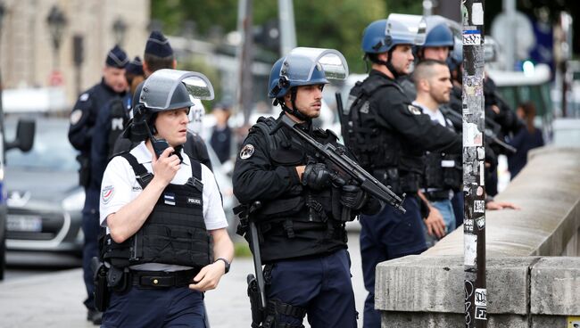 Французские жандармы и полицейские возле собора Нотр-Дам в Париже, Франция. 6 июня 2017