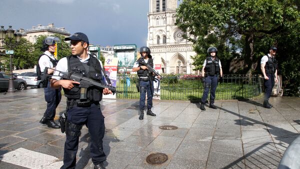 Фрацузская полиция возле собора Парижской Богоматери. Архивное фото