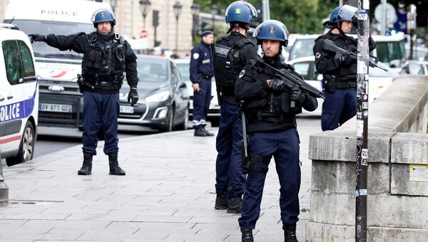 Французские жандармы и полицейские возле собора Нотр-Дам в Париже, Франция. 6 июня 2017