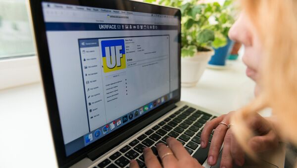 Главная страница украинской социальной сети Ukrface на экране ноутбука. Архивное фото