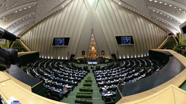 В зале заседаний парламента Ирана (Исламского консультативного совета — меджлиса) в Тегеране