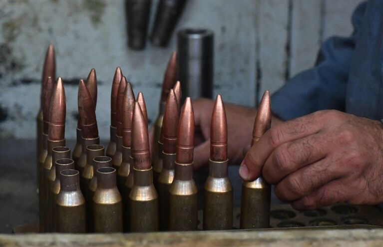 Рабочие в одном из цехов военного завода по изготовлению патронов в пригороде сирийского города Хама