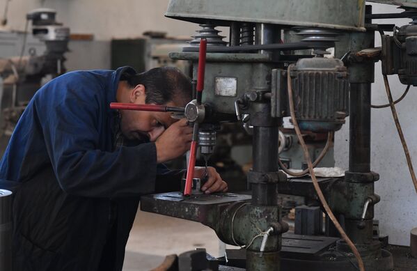 Рабочий в одном из цехов военного завода по изготовлению патронов в пригороде сирийского города Хама