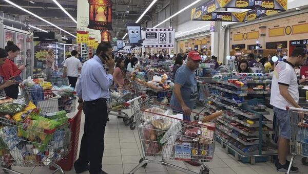 Жители Дохи запасаются продуктами в супермаркете. Архивное фото