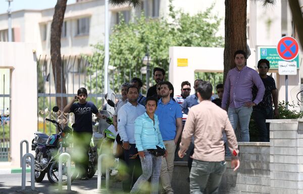 Люди у здания парламента в Тегеране. 7 июня 2017