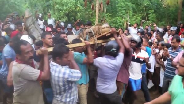 Жители деревни в Шри-Ланке поймали и связали пятиметрового крокодила