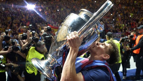 Нападающий футбольного клуба Барселона Лионель Месси целует кубок Лиги чемпионов. 6 июня 2015