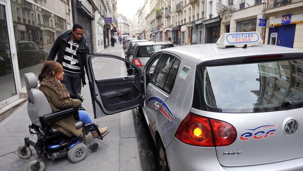 Девушка с ограниченными возможностями готовится к сдаче экзамена по вождению в Париже