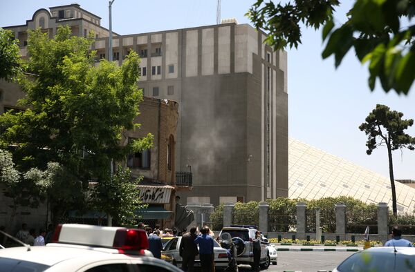 Дым у здания парламента в Тегеране. 7 июня 2017
