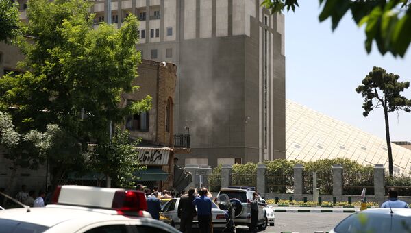 Дым у здания парламента в Тегеране. 7 июня 2017