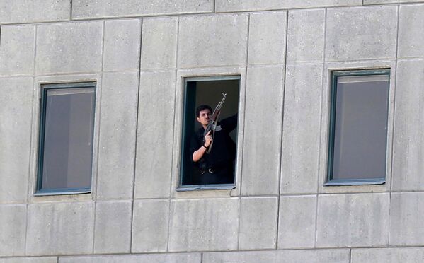 Вооруженный человек в окне здания парламента в Тегеране, Иран. 7 июня 2017