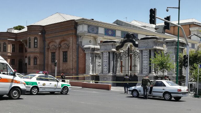 Автомобили скорой помощи и полиции в районе здания парламента в Тегеране. 7 июня 2017