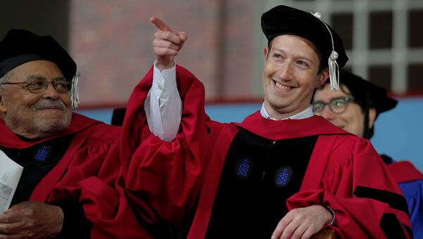 Основатель Facebook Марк Цукерберг  получает ученую степень в Гарварде. 25 мая 2017