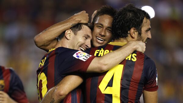Лионель Месси с игроками Барселоны радуются забитому голу