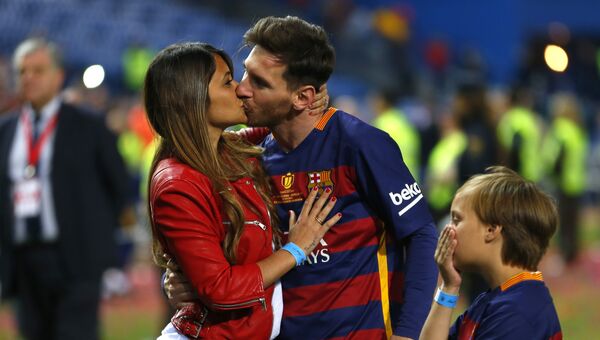 Лионель Месси целует свою жену Антонеллу Роккуццо после матча Барселона-Севилья