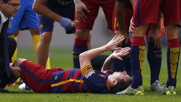 Нападающий футбольного клуба Барселона Лионель Месси получил травму в матче против Лас-Пальмас