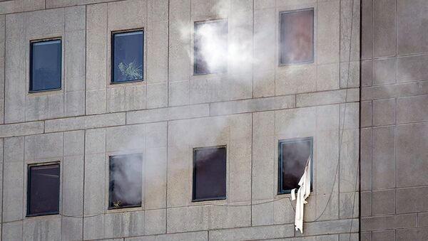 Дым из окна здания парламента Ирана в Тегеране. 7 июня 2017 года