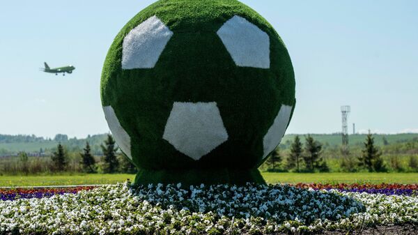 Наружная реклама Кубка Конфедераций 2017 в форме футбольного мяча на въезде в аэропорт Пулково
