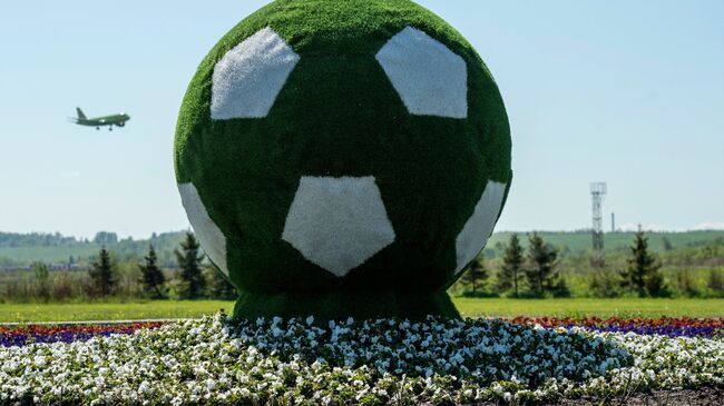 Наружная реклама Кубка Конфедераций 2017 в форме футбольного мяча на въезде в аэропорт Пулково. Архивное фото