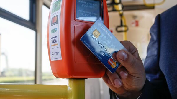 Валидатор для оплаты проезда банковскими картами и мобильными устройствами в автобусе в Санкт-Петербурге