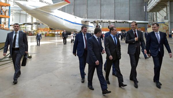 Председатель правительства РФ Дмитрий Медведев во время посещения самолетостроительного предприятия Авиастар-СП. 7 июня 2017