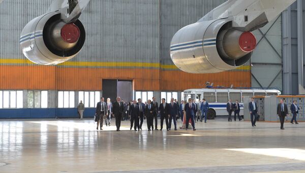 Дмитрий Медведев во время посещения самолётостроительного предприятия АО Авиастар-СП в ходе рабочей поездки в Приволжский федеральный округ