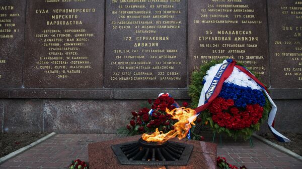 Вечный огонь у Мемориала героической обороны Севастополя 1941-1942 годов в городе Севастополе