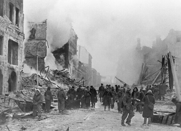 Жители Ленинграда разбирают завалы, тушат пожары после налетов гитлеровской авиации. Ленинград в дни блокады
