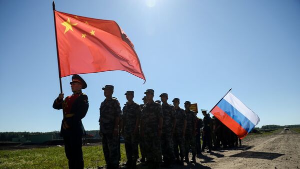 Участники российской и китайской команд на церемонии закрытия международного конкурса Отличники войсковой разведки