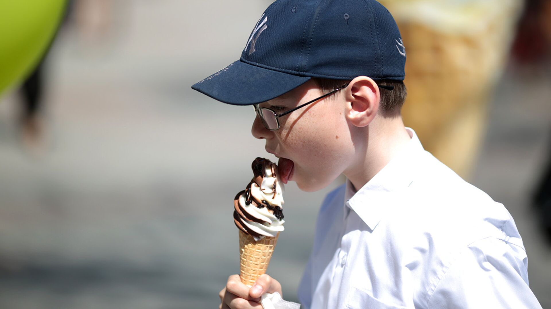 Мальчик ест мороженое - РИА Новости, 1920, 23.05.2021
