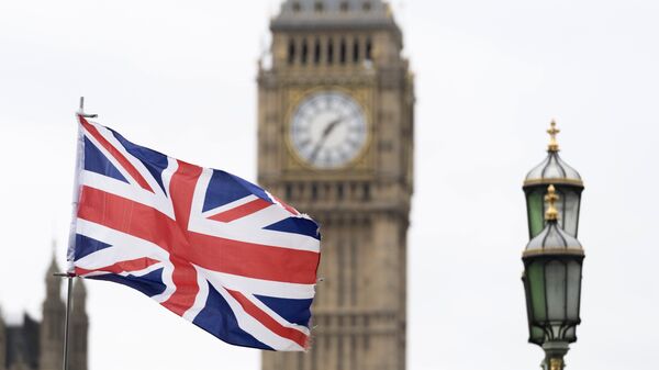 Флаг Великобритании на фоне Вестминстерского дворца в Лондоне. архивное фото