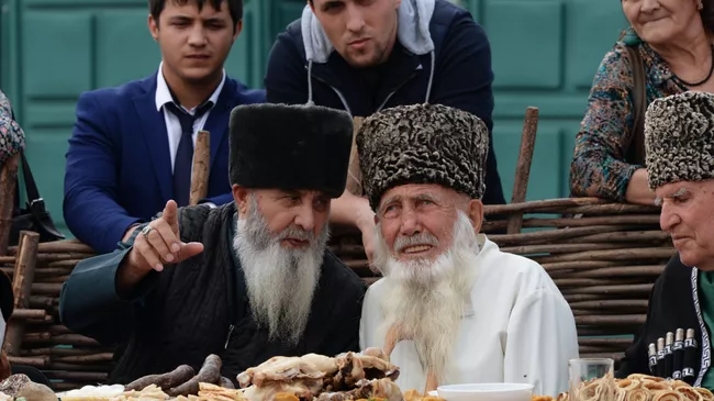 Старейшины за столом