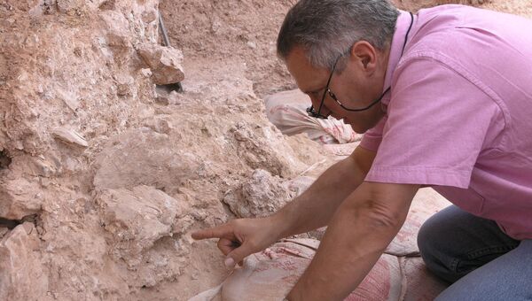 Жан-Жак Ублин в момент открытия одного из черепов древнейших кроманьонцев Земли