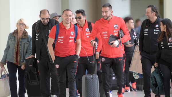 Футболисты сборной Чили в аэропорту Шереметьево. 6 июня 2017