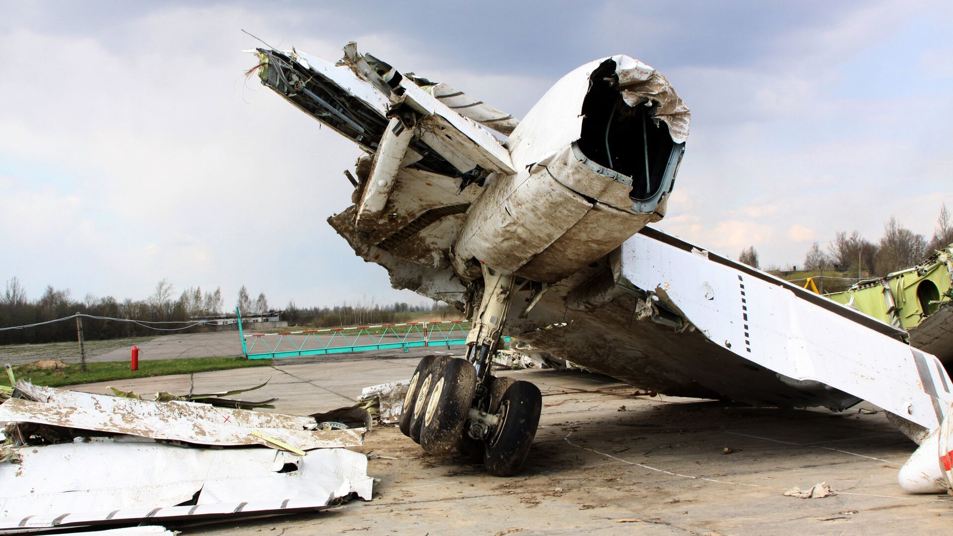 Обломки польского правительственного самолета Ту-154 на охраняемой площадке аэродрома в Смоленске - РИА Новости, 1920, 09.04.2021