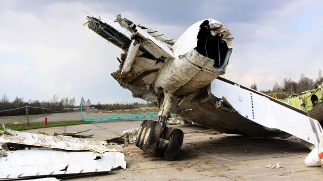 Обломки польского правительственного самолета Ту-154 на охраняемой площадке аэродрома в Смоленске. Архивное фото