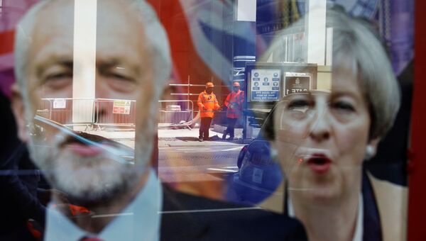 Плакат с изображениями премьер-министра Великобритании Терезы Мэй и лидера оппозиционной лейбористской партии Джереми Корбина в Лондоне. 7 июня 2017