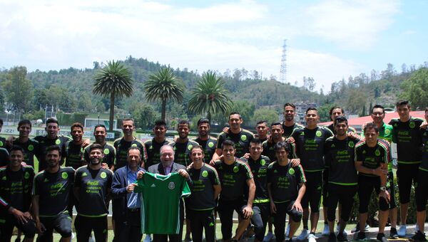 Посол РФ в Мексике Эдуард Малаян и сборная Мексики по футболу, отправляющаяся на Кубок конфедераций